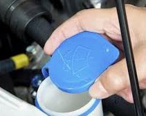Revisa el nivel del liquido lava parabrisas antes de viajar en tu auto